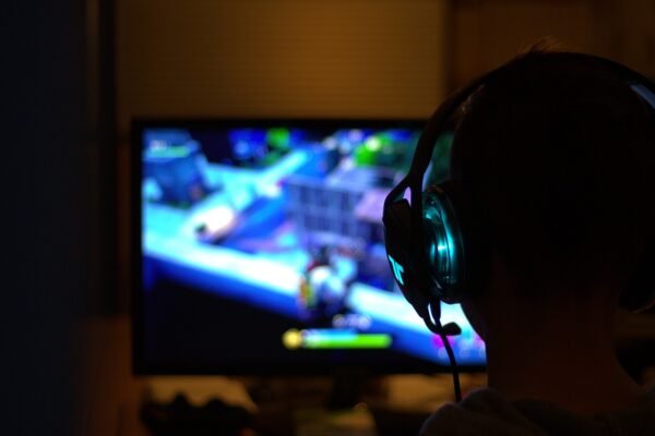 fortnite-4129124_1280-600x400 Home